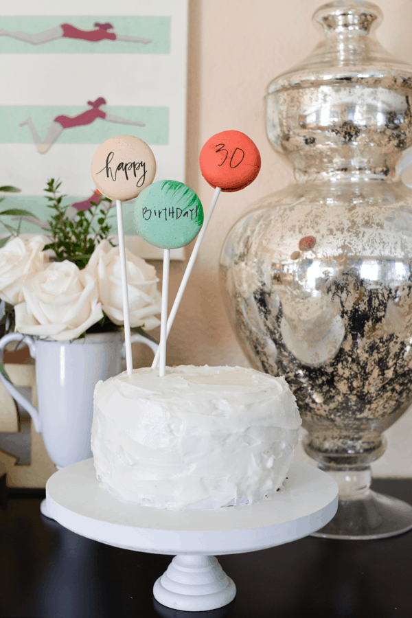 DIY Cake Topper with Macarons - Cupcakes and Cutlery
